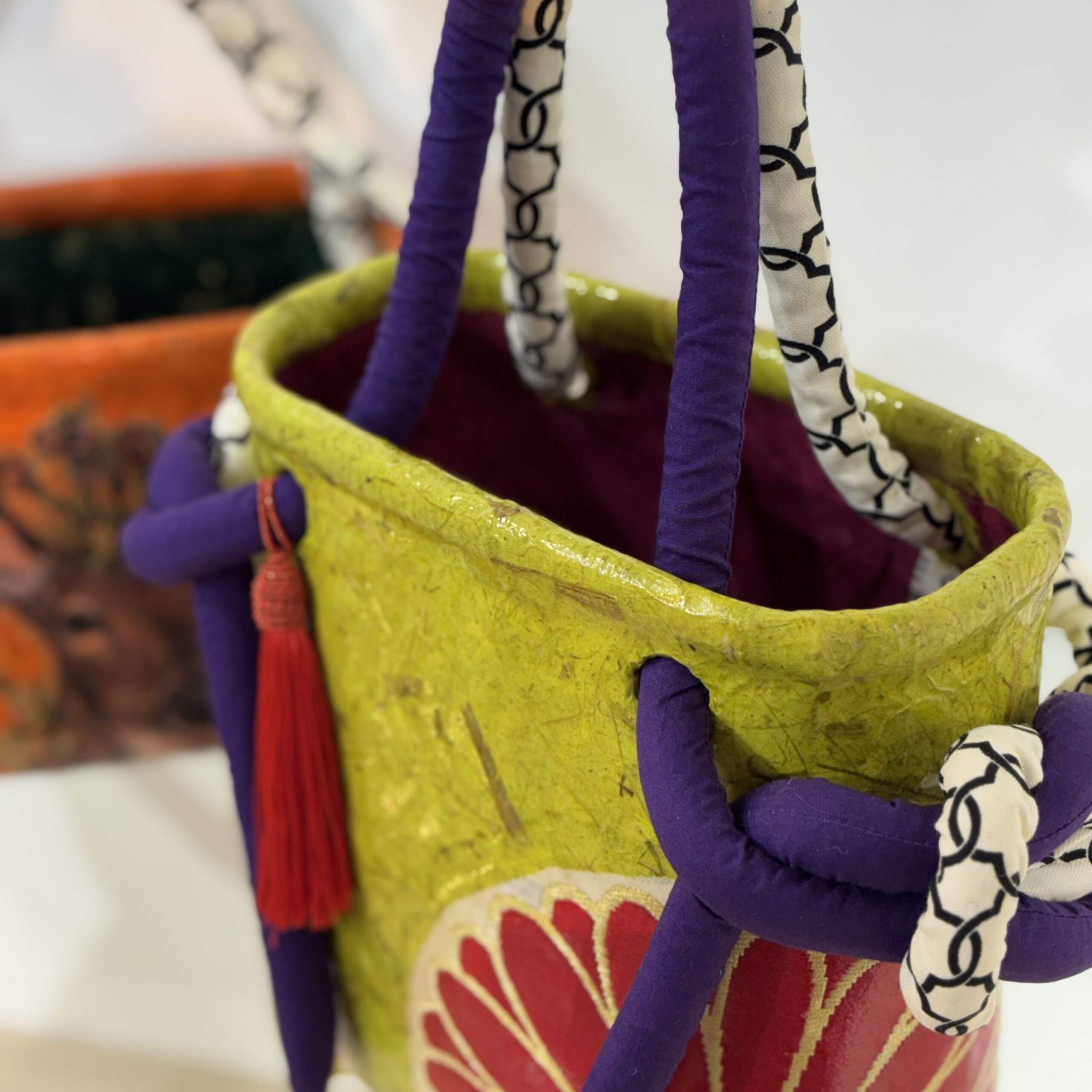 極彩色の妙 彩りの一閑張りバッグと手組の組紐
